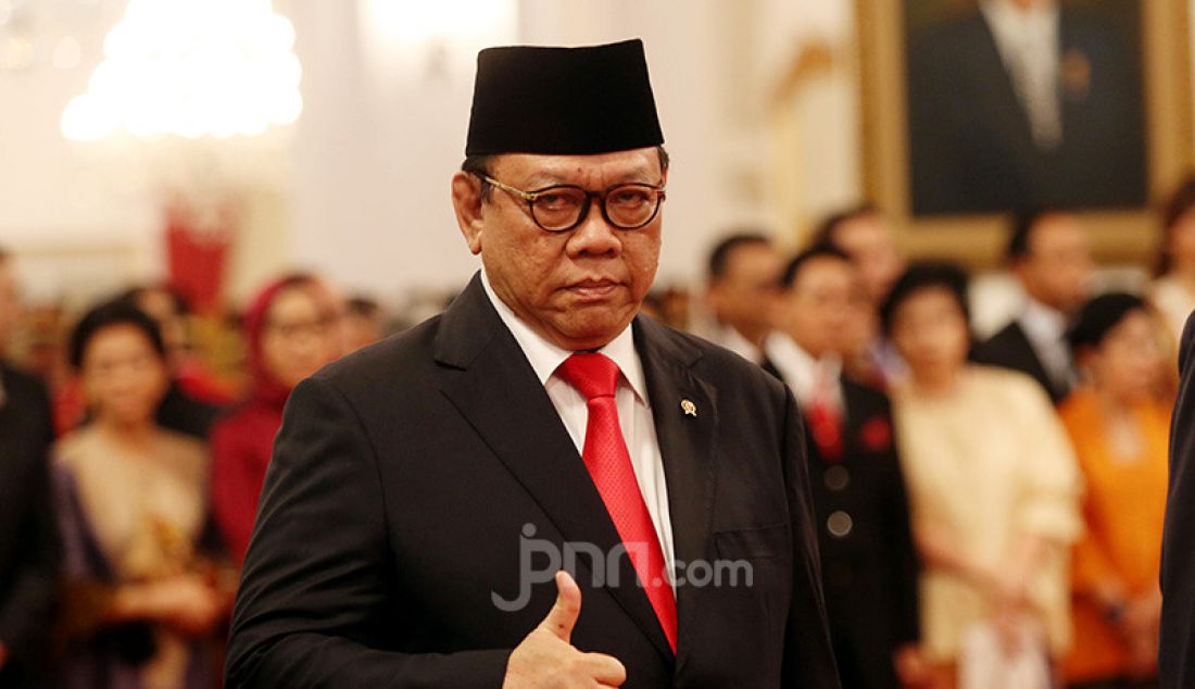 Anggota Wantimpres Agung Laksono saat akan mengikuti pelantikan di Istana, Jakarta, Jumat (13/12). - JPNN.com