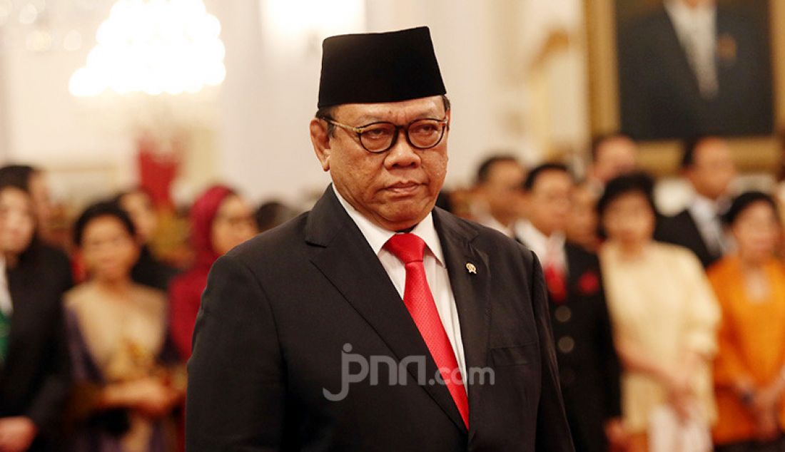 Anggota Wantimpres Agung Laksono saat akan mengikuti pelantikan di Istana, Jakarta, Jumat (13/12). - JPNN.com