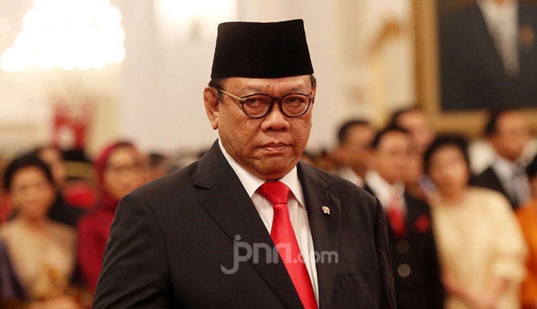 Anggota Wantimpres Agung Laksono saat akan mengikuti pelantikan di Istana, Jakarta, Jumat (13/12). - JPNN.com