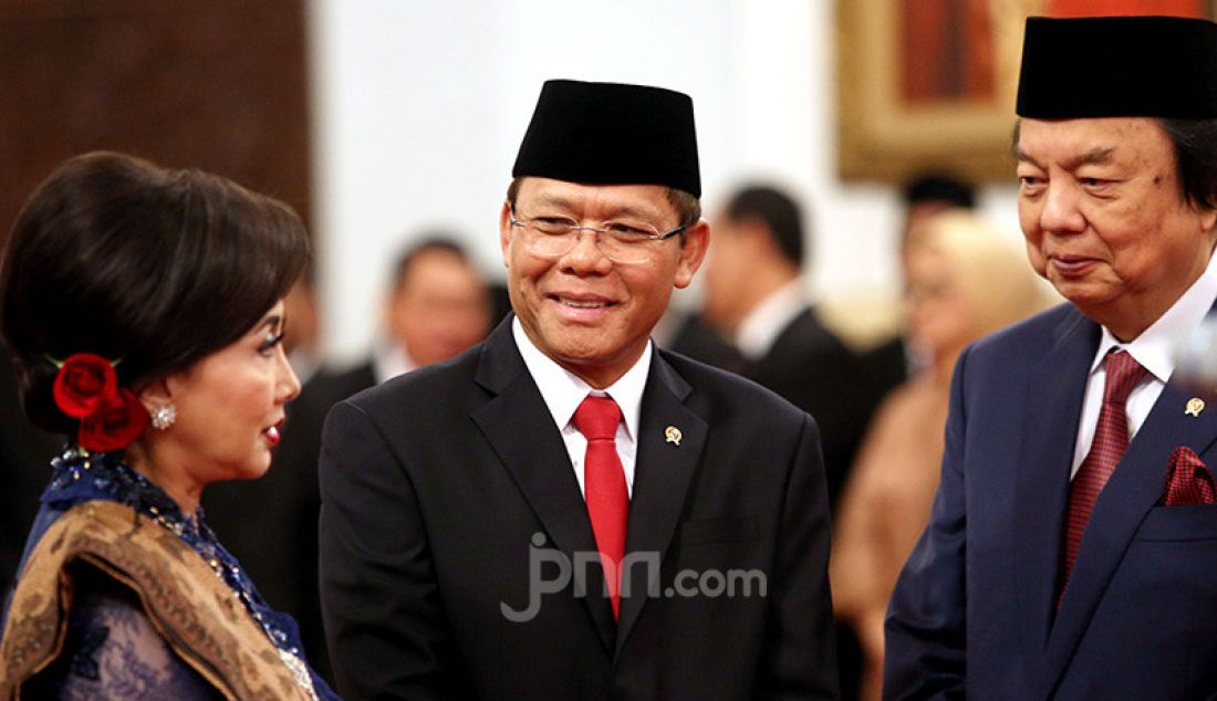 Anggota Wantimpres M Mardiono berbincang bersama Putri Kuswisnu Wardani (kiri), dan Dato Sri Tahir (kanan) saat akan mengikuti pelantikan di Istana, Jakarta, Jumat (13/12). - JPNN.com