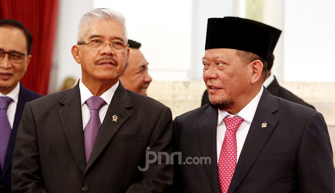Ketua MA Hatta Ali dan Ketua DPD La Nyalla Mattalitti menghadiri pelantikan Wantimpres di Istana Negara, Jakarta, Jumat (13/12). - JPNN.com