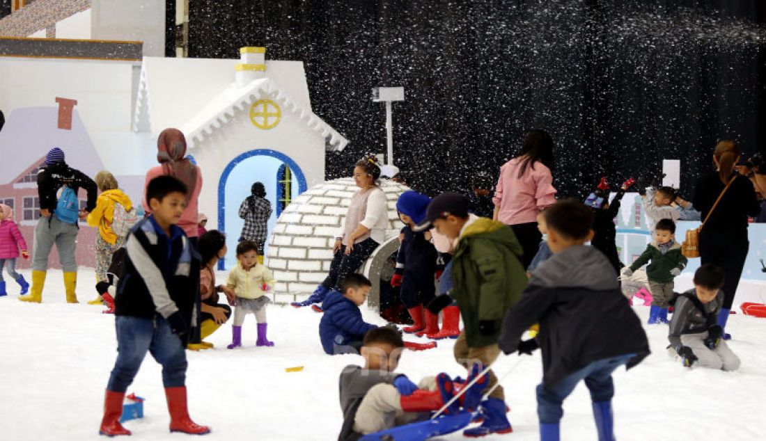 Sejumlah pengunjung menikmati wahana ice saat acara Festival ICEFEST 2019 di ICE BSD City, Tangerang, Kamis (19/12). - JPNN.com