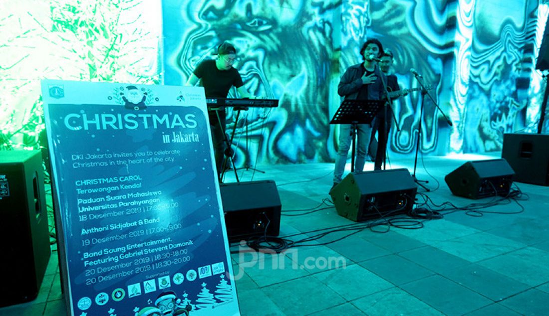 Grup band mengisi kegiatan Christmas Carol di Terowongan Kendal, Jakarta Pusat, Kamis (19/12). Pemerintah Provinsi DKI Jakarta menggelar perayaan Hari Natal di 11 titik sepanjang Jalan Sudirman - MH Thamrin dan stasiun MRT. - JPNN.com