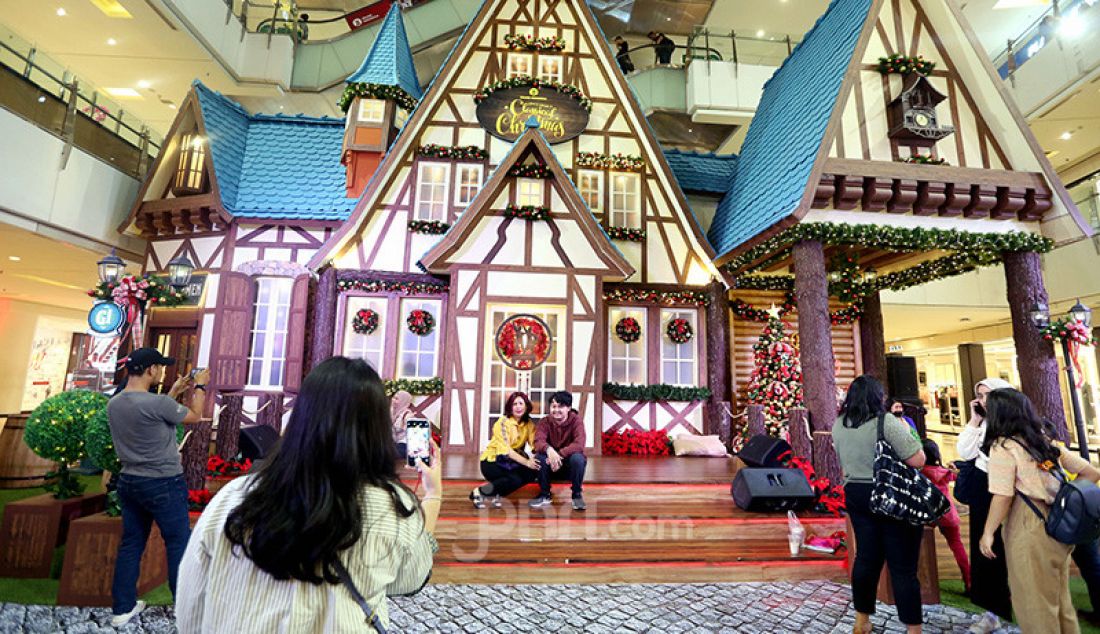 Pengunjung menikmati hiasan Natal di Mall Grand Indonesia, Jakarta, Kamis (19/12). Menjelang Hari Raya Natal, Mall di Jakarta dihiasi dengan pernak-pernik Natal. - JPNN.com