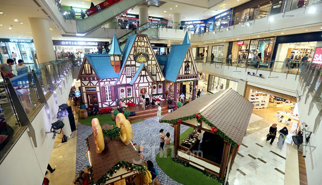 Pengunjung menikmati hiasan Natal di Mall Grand Indonesia, Jakarta, Kamis (19/12). Menjelang Hari Raya Natal, Mall di Jakarta dihiasi dengan pernak-pernik Natal. - JPNN.com