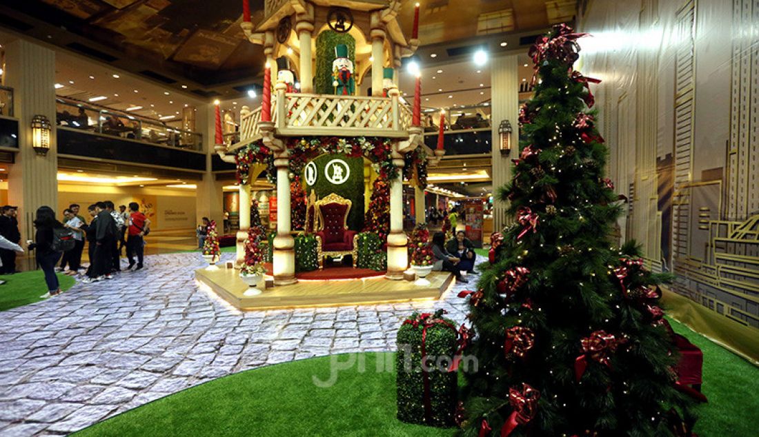 Pengunjung menikmati hiasan Natal di Mall Grand Indonesia, Jakarta, Kamis (19/12). Menjelang Hari Raya Natal, Mall di Jakarta dihiasi dengan pernak-pernik Natal. - JPNN.com