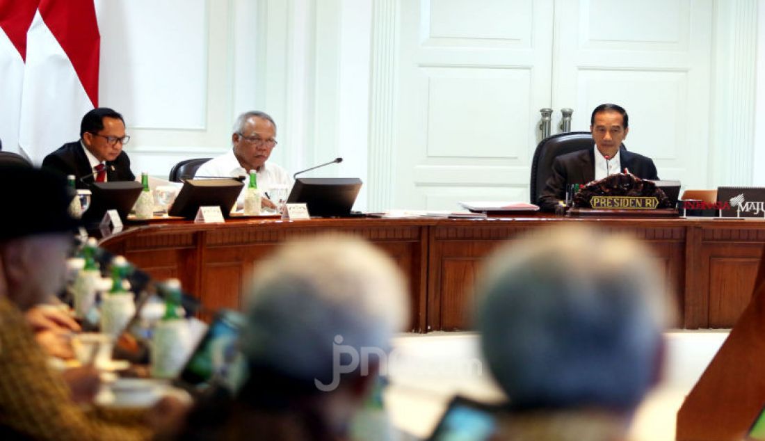 Presiden Joko Widodo saat memimpin Ratas menyaksikan presentasi desain Ibu Kota Negara di Kantor Presiden, Jakarta, Jumat (20/12). - JPNN.com