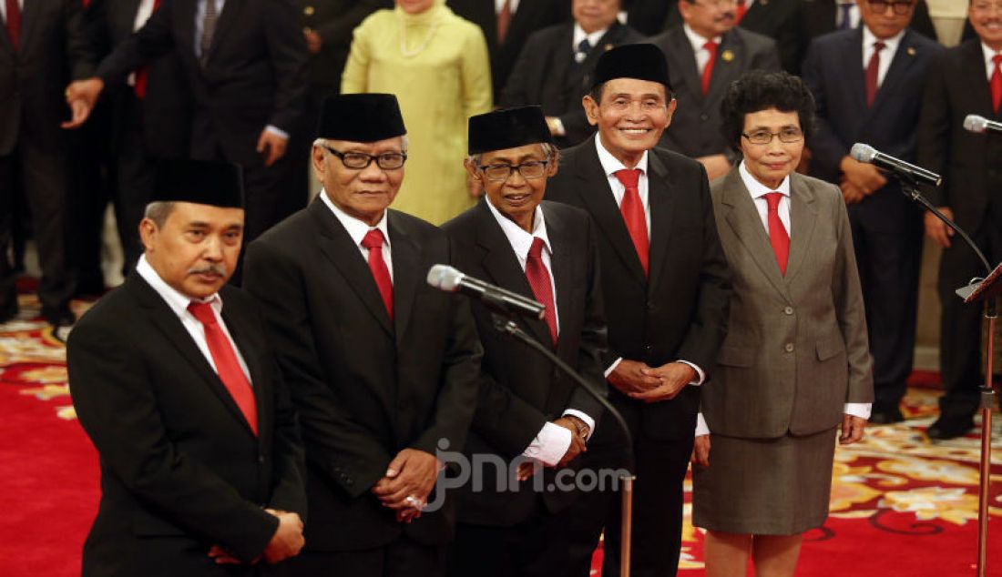 Kiri: Anggota Dewan Pengawas KPK Syamsuddin Haris, Anggota Dewan Pengawas KPK Harjono, Anggota Dewan Pengawas KPK Artidjo Alkostar, Anggota Dewan Pengawas KPK Albertina Ho dan Ketua Dewan Pengawas KPK Tumpak Hatarongan Panggabean berfoto bersama jelang Pelantikan Dewan Pengawas KPK di Istana Negara, Jakarta, Jumat (20/12). - JPNN.com