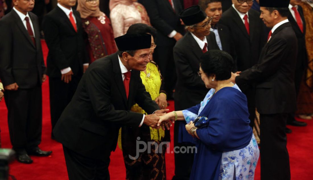 Presiden ke-5 RI Megawati Soekarnoputri memberikan ucapan selamat kepada Ketua Dewan Pengawas KPK Tumpak Hatarongan Panggabean usai pelantikan Dewan Pengawas KPK di Istana Negara, Jakarta, Jumat (20/12). - JPNN.com