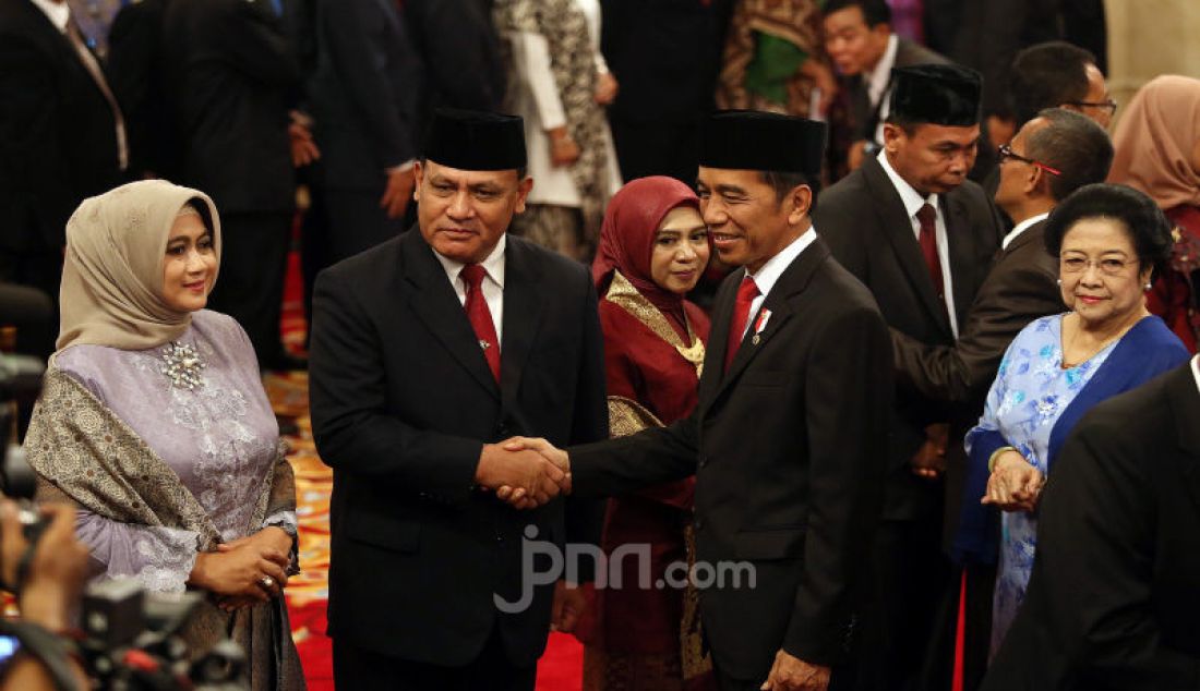 Presiden Joko Widodo memberikan ucapan selamat kepada Ketua KPK Firli Bahuri usai pelantikan Pimpinan KPK 2019-2023 di Istana Negara, Jakarta, Jumat (20/12). - JPNN.com