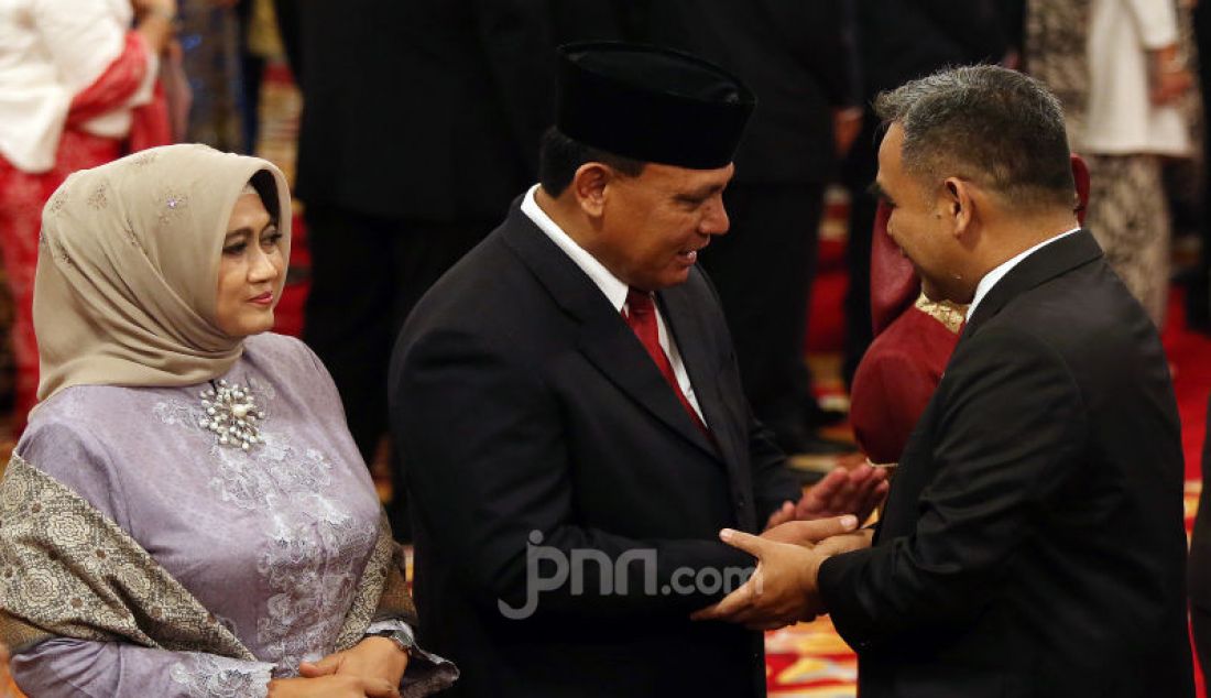 Wakil Ketua MPR Ahmad Muzani memberikan ucapan selamat kepada Ketua KPK Firli Bahuri usai pelantikan Pimpinan KPK 2019-2023 di Istana Negara, Jakarta, Jumat (20/12). - JPNN.com