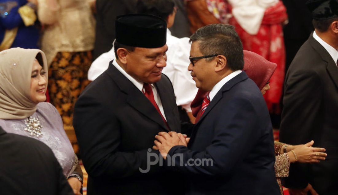 Sekjen PDIP Hasto Kristiyanto memberikan ucapan selamat kepada Ketua KPK Firli Bahuri usai pelantikan Pimpinan KPK 2019-2023 di Istana Negara, Jakarta, Jumat (20/12). - JPNN.com