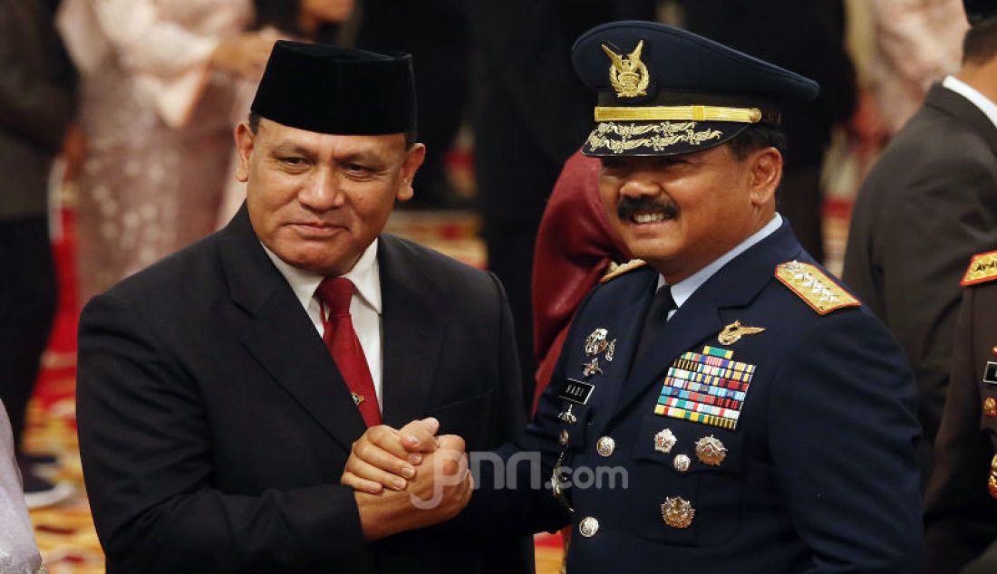 Panglima TNI Marsekal Hadi Tjahjanto memberikan ucapan selamat kepada Ketua KPK Firli Bahuri usai pelantikan Pimpinan KPK 2019-2023 di Istana Negara, Jakarta, Jumat (20/12). - JPNN.com