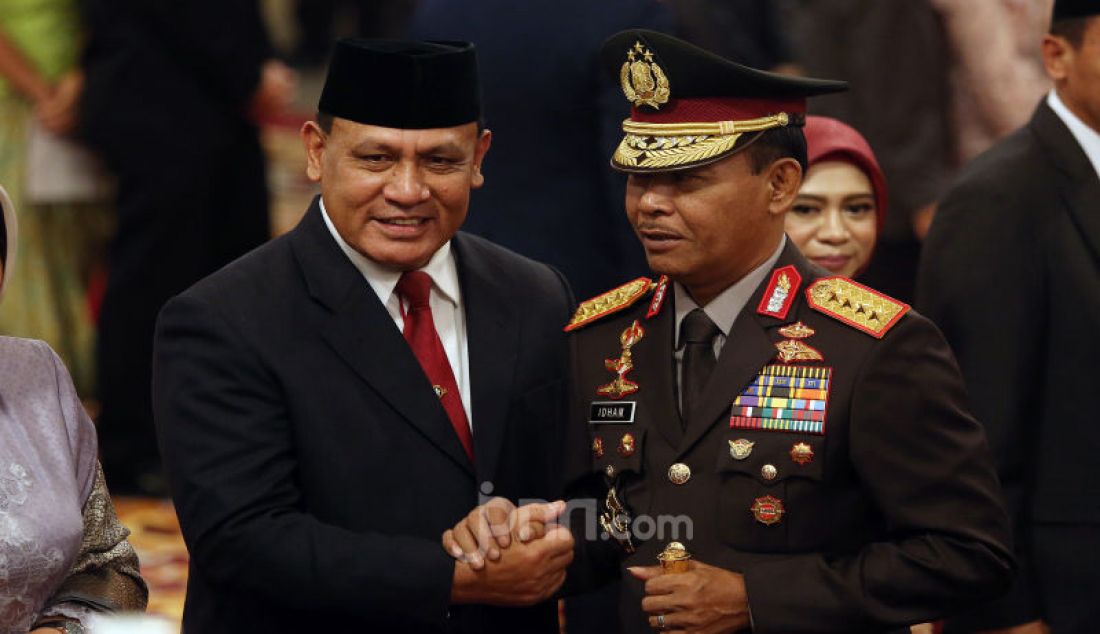 Kapolri Jenderal Idham Azis memberikan ucapan selamat kepada Ketua KPK Firli Bahuri usai pelantikan Pimpinan KPK 2019-2023 di Istana Negara, Jakarta, Jumat (20/12). - JPNN.com