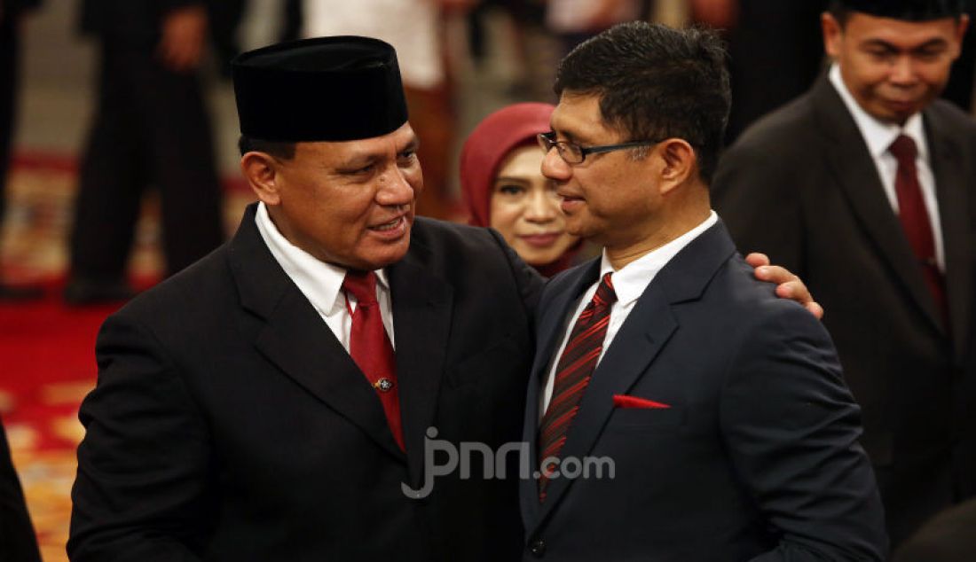 Pimpinan KPK 2015-2019 Laode Muhammad Syarif memberikan ucapan selamat kepada Ketua KPK Firli Bahuri usai pelantikan Pimpinan KPK 2019-2023 di Istana Negara, Jakarta, Jumat (20/12). - JPNN.com