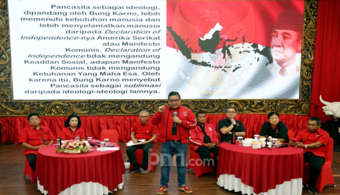 Sekjen PDIP Hasto Kristiyanto bersama jajaran pengurus DPP PDIP serta Panitia memaparkan Persiapan HUT PDIP ke 47, Rakernas l dan Refleksi Akhir Tahun, Jakarta, Sabtu (21/12). - JPNN.com