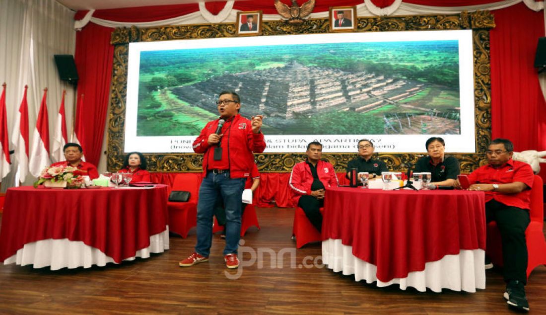 Sekjen PDIP Hasto Kristiyanto bersama jajaran pengurus DPP PDIP serta Panitia memaparkan Persiapan HUT PDIP ke 47, Rakernas l dan Refleksi Akhir Tahun, Jakarta, Sabtu (21/12). PDIP akan menyelenggarakan Rakernas I sekaligus HUT ke-47 pada tanggal 10-12 Januari 2020 dengan mengangkat tema 'Solid Bergerak Wujudkan Indonesia Negara Industri Berbasis Riset dan Inovasi Nasional. - JPNN.com