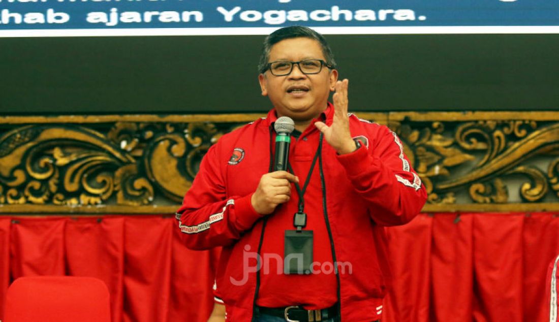 Sekjen PDIP Hasto Kristiyanto bersama jajaran pengurus DPP PDIP serta Panitia memaparkan Persiapan HUT PDIP ke 47, Rakernas l dan Refleksi Akhir Tahun, Jakarta, Sabtu (21/12). PDIP akan menyelenggarakan Rakernas I sekaligus HUT ke-47 pada tanggal 10-12 Januari 2020 dengan mengangkat tema 'Solid Bergerak Wujudkan Indonesia Negara Industri Berbasis Riset dan Inovasi Nasional. - JPNN.com