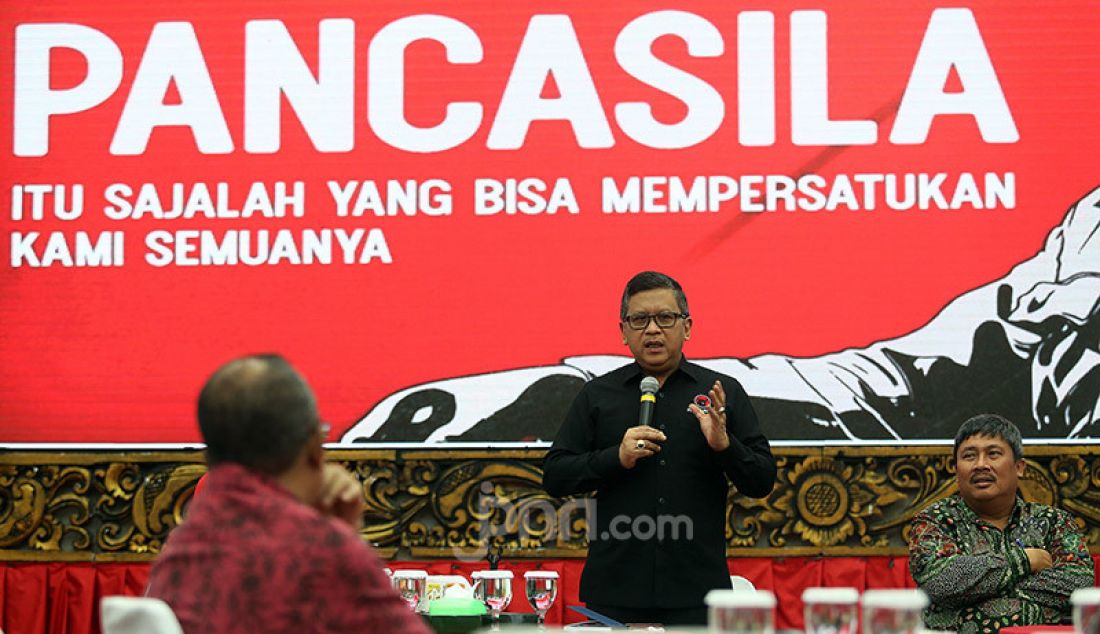 Sekjen PDI Perjuangan, Hasto Kristiyanto saat membuka diskusi Potensi Rempah Nusantara untuk Kemajuan Indonesia di Kantor DPP PDIP, Jakarta, Senin (23/12). - JPNN.com