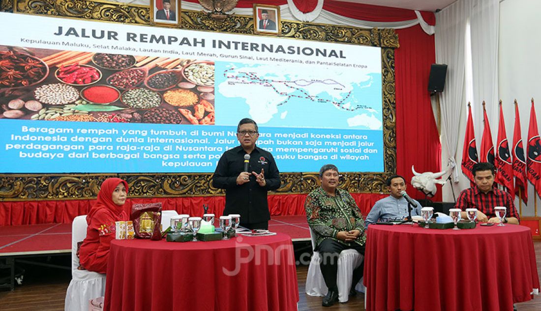 Sekjen PDI Perjuangan, Hasto Kristiyanto saat membuka diskusi Potensi Rempah Nusantara untuk Kemajuan Indonesia di Kantor DPP PDIP, Jakarta, Senin (23/12). Diskusi ini dalam rangka peringatan HUT ke-47 dan Rakernas I PDI Perjuangan. - JPNN.com