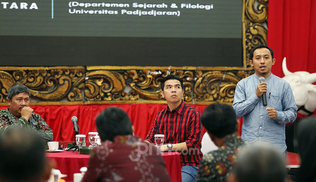 Sejarawan Kuliner Universitas Padjajaran Fadly Rahman menjadi pembicara pada diskusi Potensi Rempah Nusantara untuk Kemajuan Indonesia di Kantor DPP PDIP, Jakarta, Senin (23/12). Diskusi ini dalam rangka peringatan HUT ke-47 dan Rakernas I PDI Perjuangan. - JPNN.com