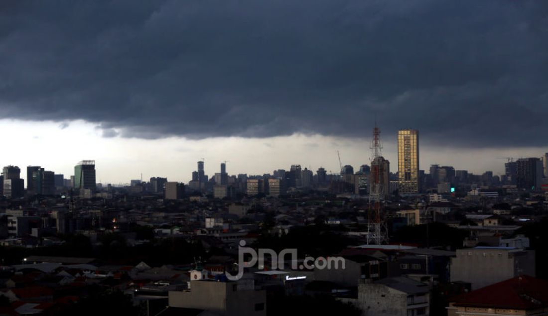 Awan hitam menyelimuti langit Jakarta, Senin (23/12). BMKG memperkirakan hujan sedang hingga lebat mengguyur wilayah Jabodetabek sampai pukul 20:10 WIB. - JPNN.com