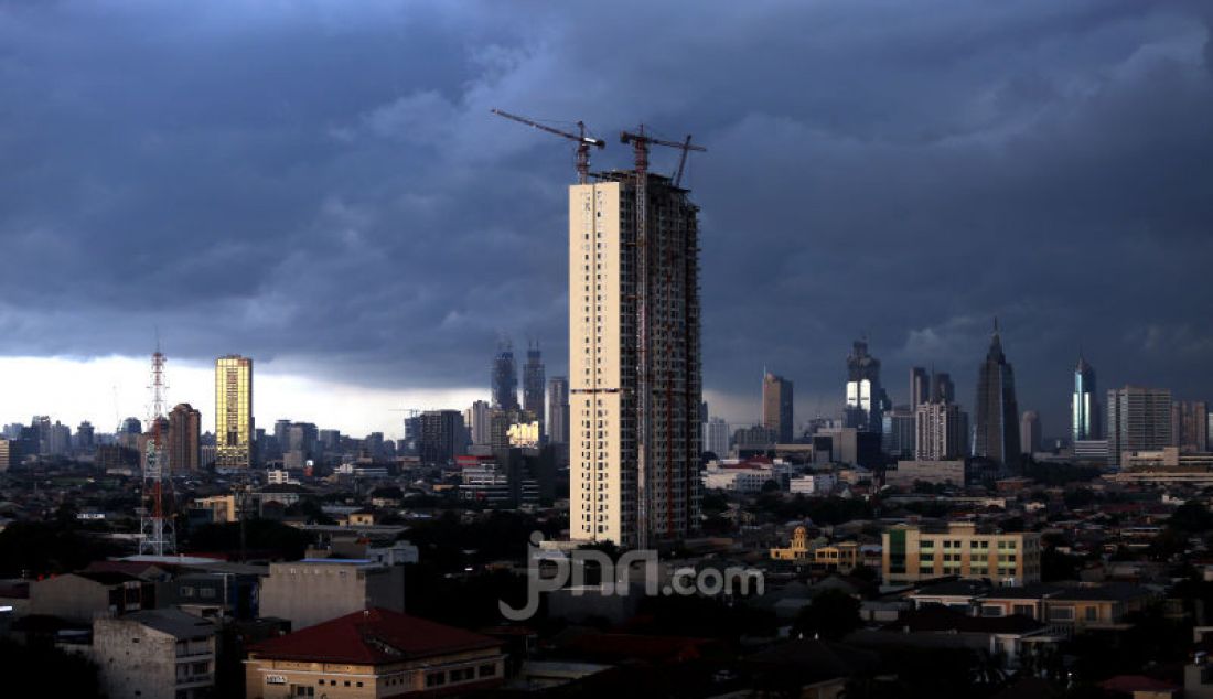 Awan hitam menyelimuti langit Jakarta, Senin (23/12). BMKG memperkirakan hujan sedang hingga lebat mengguyur wilayah Jabodetabek sampai pukul 20:10 WIB. - JPNN.com