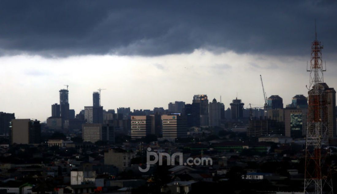 Awan hitam menyelimuti langit Jakarta, Senin (23/12). BMKG memperkirakan hujan sedang hingga lebat mengguyur wilayah Jabodetabek sampai pukul 20:10 WIB. - JPNN.com