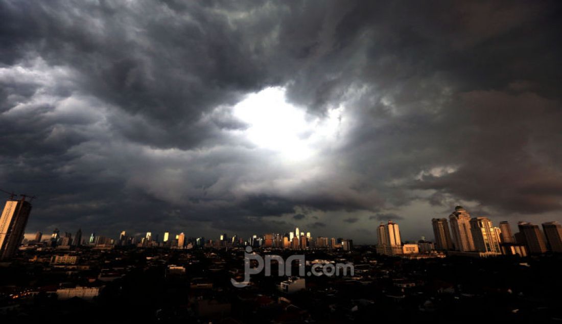 Awan hitam menyelimuti langit Jakarta, Senin (23/12). BMKG memperkirakan hujan sedang hingga lebat mengguyur wilayah Jabodetabek sampai pukul 20:10 WIB. - JPNN.com