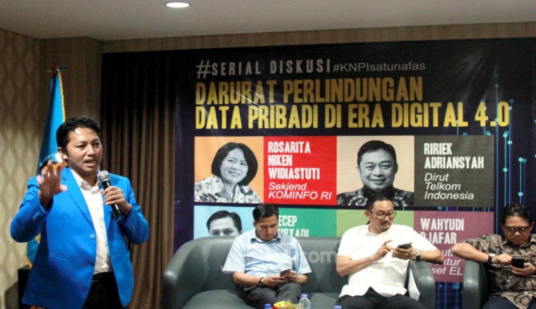 Sekjen DPP KNPI Addin Jauharudin menjadi pembicara pada diskusi 'Darurat Perlindungan Data Pribadi Era Digital 4.0' dalam Refleksi Akhir Tahun 2019 KNPI, Jakarta, Senin (23/12). - JPNN.com