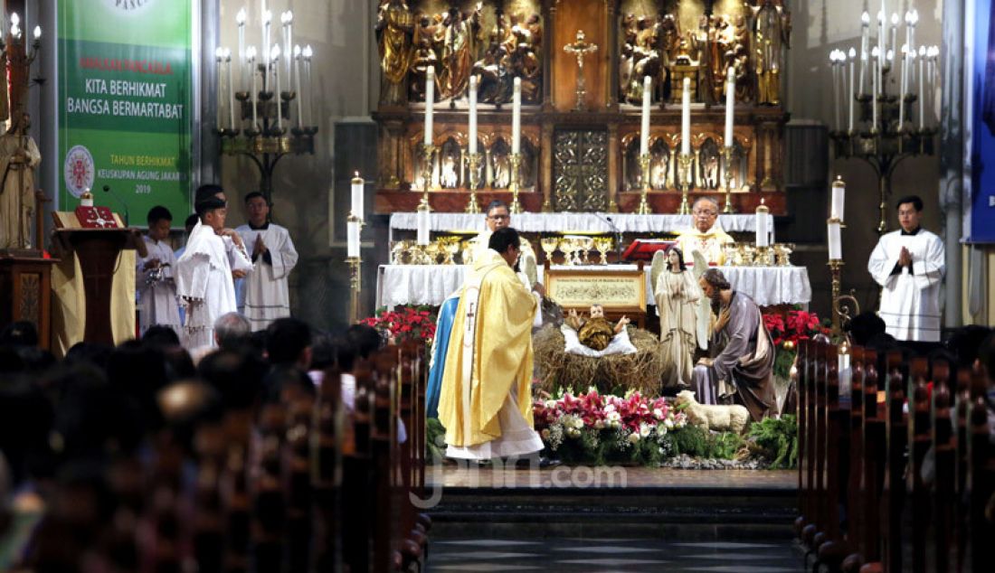 Umat Kristiani mengikuti ibadah misa Natal di Gereja Katedral, Jakarta, Selasa (24/12). Natal kali ini mengambil tema hiduplah sebagai sahabat bagi semua orang. - JPNN.com