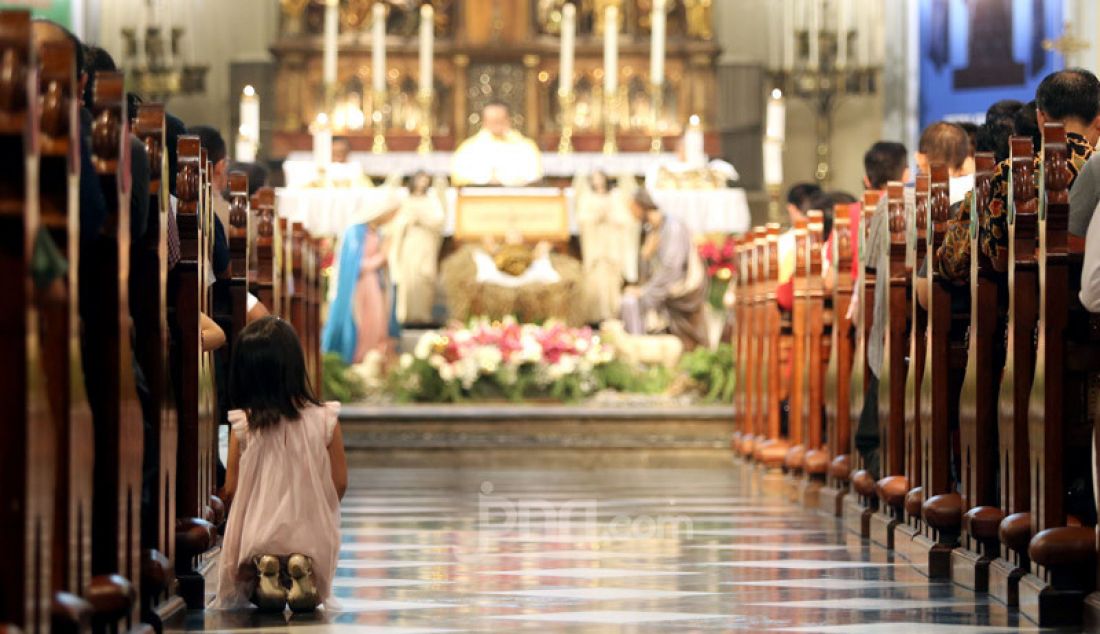 Umat Kristiani mengikuti ibadah misa Natal di Gereja Katedral, Jakarta, Selasa (24/12). Natal kali ini mengambil tema hiduplah sebagai sahabat bagi semua orang. - JPNN.com