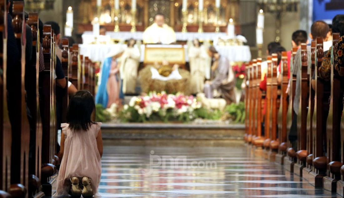 Umat Kristiani mengikuti ibadah misa Natal di Gereja Katedral, Jakarta, Selasa (24/12). Natal kali ini mengambil tema hiduplah sebagai sahabat bagi semua orang. - JPNN.com