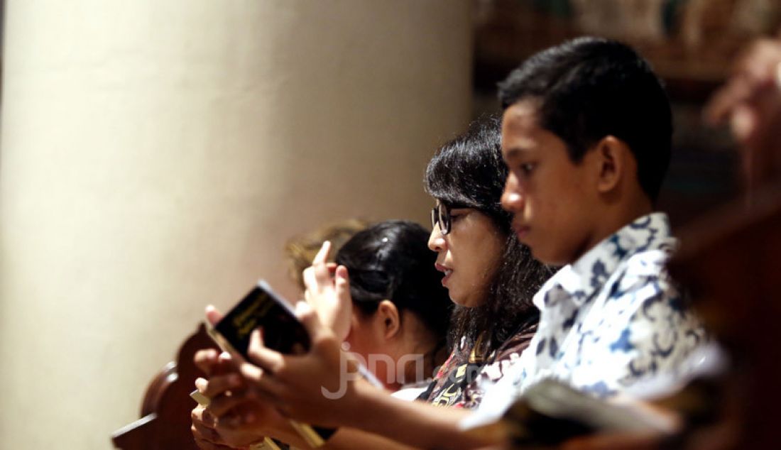 Umat Kristiani mengikuti ibadah misa Natal di Gereja Katedral, Jakarta, Selasa (24/12). Natal kali ini mengambil tema hiduplah sebagai sahabat bagi semua orang. - JPNN.com