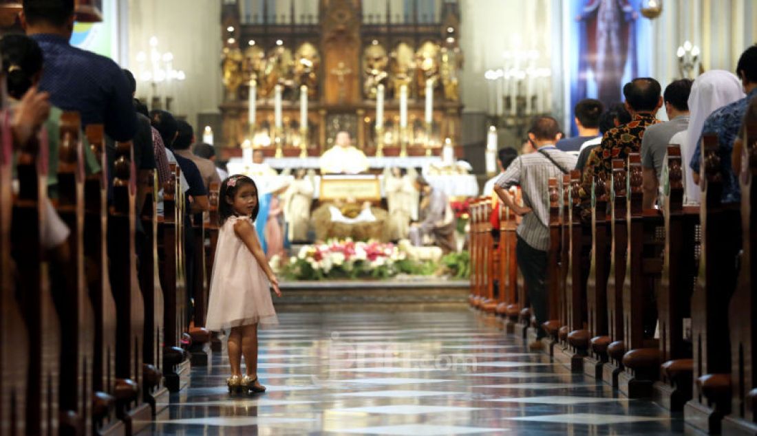 Umat Kristiani mengikuti ibadah misa Natal di Gereja Katedral, Jakarta, Selasa (24/12). Natal kali ini mengambil tema hiduplah sebagai sahabat bagi semua orang. - JPNN.com