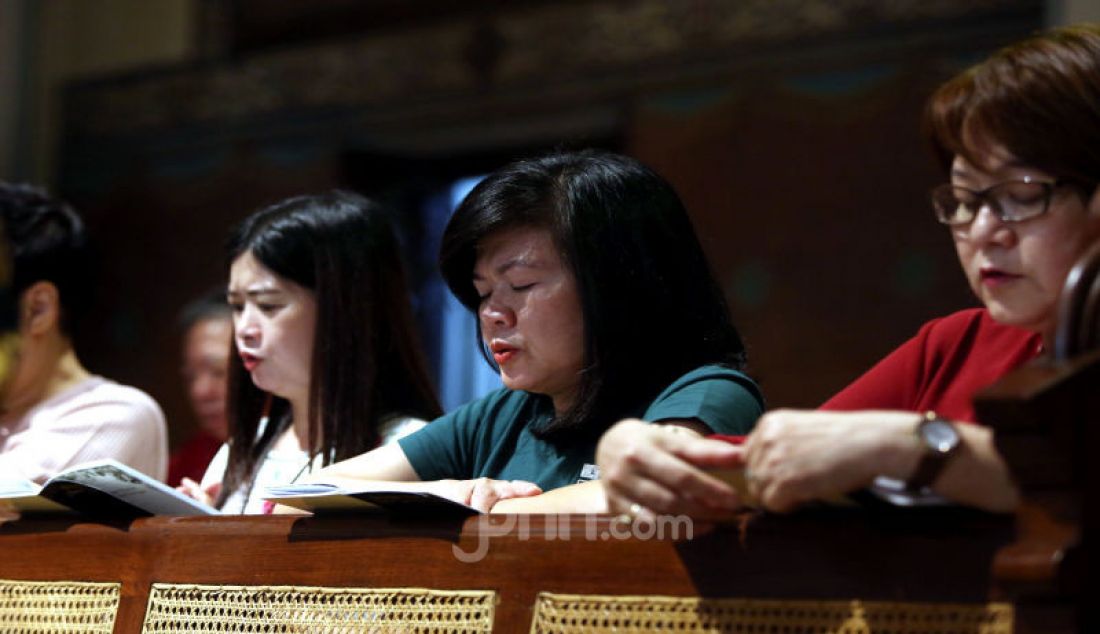 Umat Kristiani mengikuti ibadah misa Natal di Gereja Katedral, Jakarta, Selasa (24/12). Natal kali ini mengambil tema hiduplah sebagai sahabat bagi semua orang. - JPNN.com