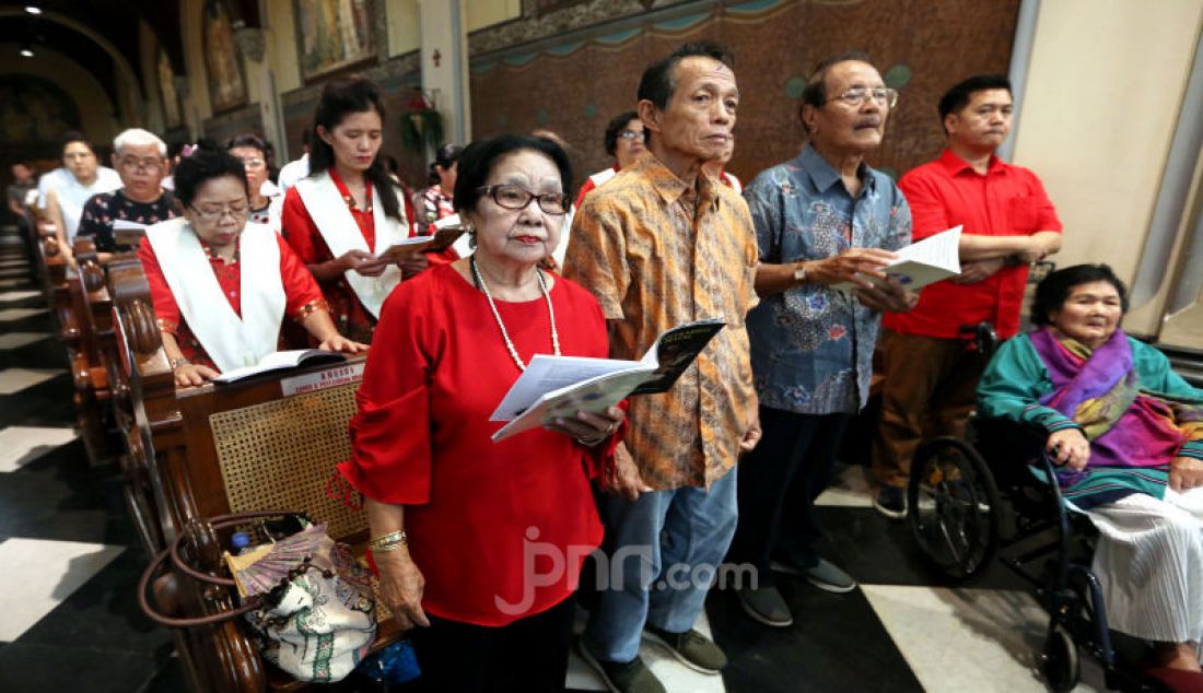 Umat Kristiani mengikuti ibadah misa Natal di Gereja Katedral, Jakarta, Selasa (24/12). Natal kali ini mengambil tema hiduplah sebagai sahabat bagi semua orang. - JPNN.com