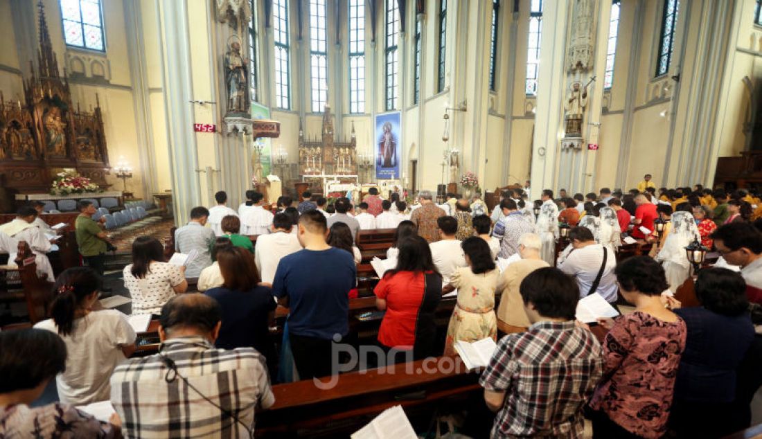 Umat Kristiani mengikuti ibadah misa Natal di Gereja Katedral, Jakarta, Selasa (24/12). Natal kali ini mengambil tema hiduplah sebagai sahabat bagi semua orang. - JPNN.com