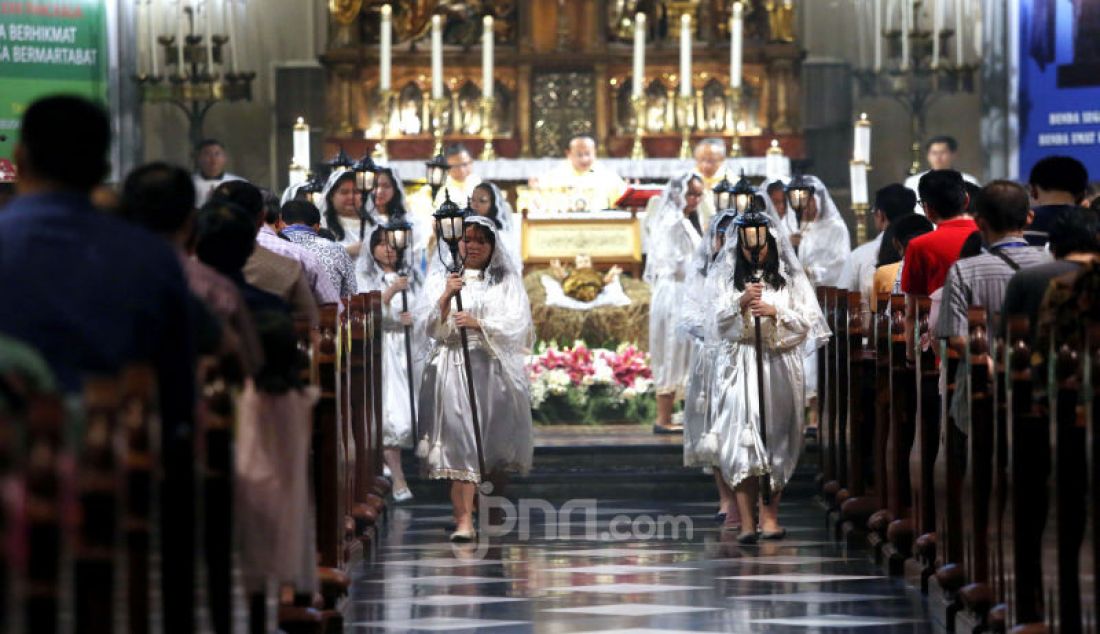 Umat Kristiani mengikuti ibadah misa Natal di Gereja Katedral, Jakarta, Selasa (24/12). Natal kali ini mengambil tema hiduplah sebagai sahabat bagi semua orang. - JPNN.com