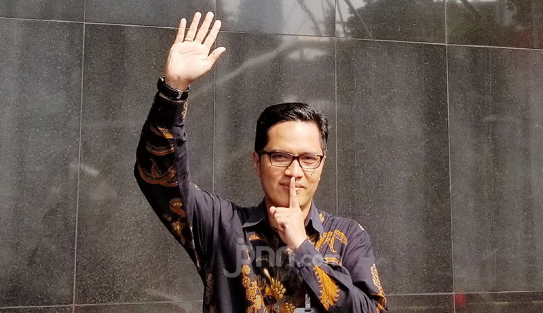 Kepala Biro Humas Komisi Pemberantasan Korupsi (KPK) Febri Diansyah melakukan selebrasi setelah menyatakan mundur dari jabatannya sebagai juru bicara, Jakarta, Kamis (26/12). - JPNN.com