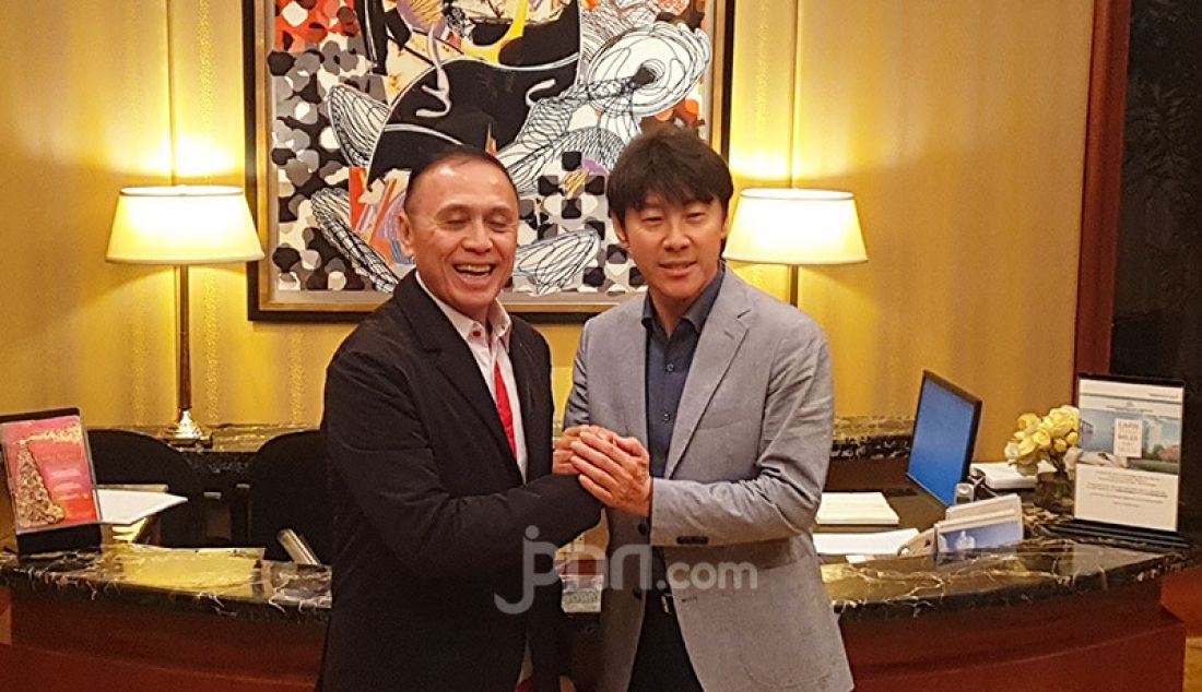 Calon Pelatih Timnas Indonesia Shin Tae Yong saat bertemu dengan Ketua Umum PSSI M Iriawan di Hotel Mulia, Jakarta, Jumat (27/12). Shin Tae Yong menyebut akan belajar bahasa Indonesia dan tidak bermasalah dengan cuaca. - JPNN.com