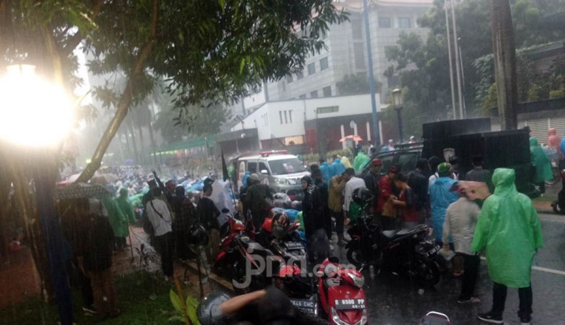 Ratusan peserta Aksi Bela Muslim Uighur masih bertahan di area depan Kedubes Cina, Setiabudi, Jakarta Selatan, Jumat (27/12) sore ini. Massa bertahan di lokasi karena pihak Kedubes Cina belum mau menerima perwakilan mereka. - JPNN.com