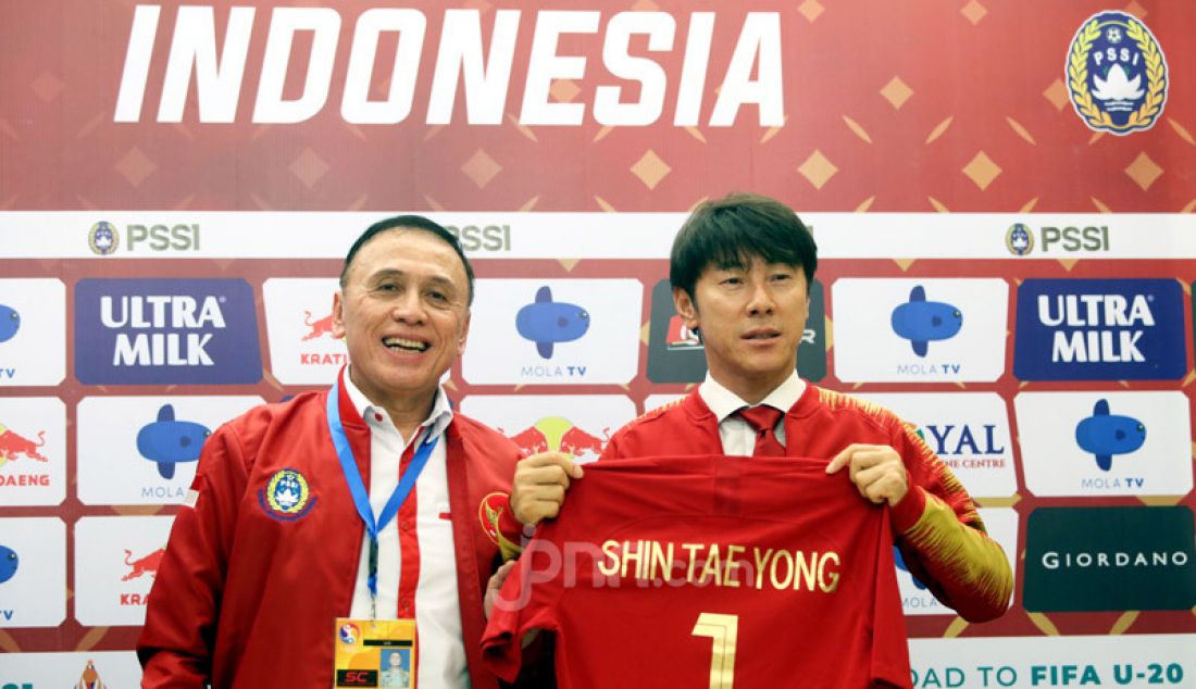 Ketua Umum PSSI Mochamad Iriawan saat memperkenalkan Pelatih Timnas Indonesia Shin Tae Yong di Stadion Pakansari, Bogor, Sabtu (28/12). Shin Tae Yong resmi menjadi pelatih Timnas Indonesia selama 4 tahun. - JPNN.com