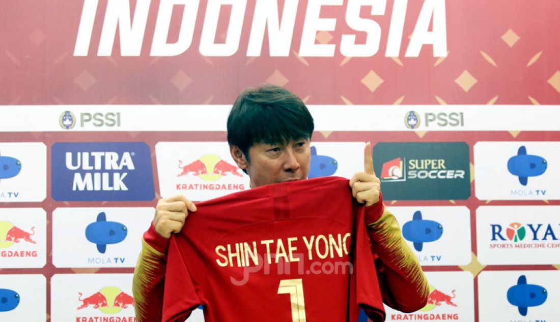 Ketua Umum PSSI Mochamad Iriawan saat memperkenalkan Pelatih Timnas Indonesia Shin Tae Yong di Stadion Pakansari, Bogor, Sabtu (28/12). Shin Tae Yong resmi menjadi pelatih Timnas Indonesia selama 4 tahun. - JPNN.com