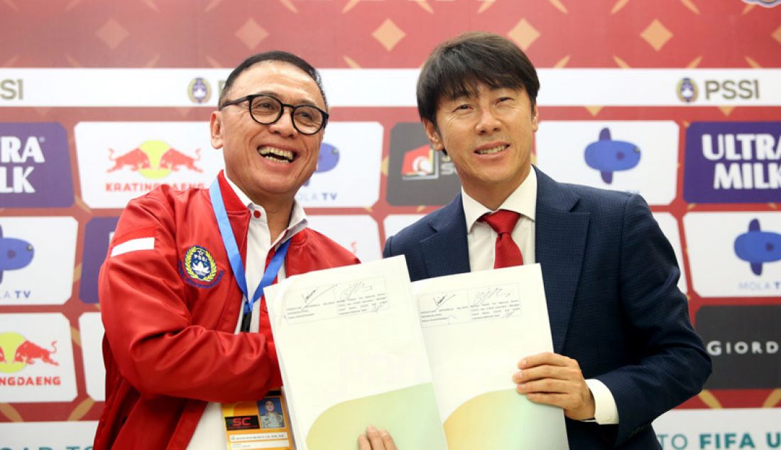 Ketua Umum PSSI Mochamad Iriawan saat memperkenalkan Pelatih Timnas Indonesia Shin Tae Yong di Stadion Pakansari, Bogor, Sabtu (28/12). Shin Tae Yong resmi menjadi pelatih Timnas Indonesia selama 4 tahun. - JPNN.com