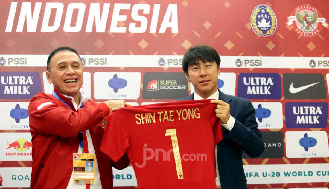 Ketua Umum PSSI Mochamad Iriawan saat memperkenalkan Pelatih Timnas Indonesia Shin Tae Yong di Stadion Pakansari, Bogor, Sabtu (28/12). Shin Tae Yong resmi menjadi pelatih Timnas Indonesia selama 4 tahun. - JPNN.com