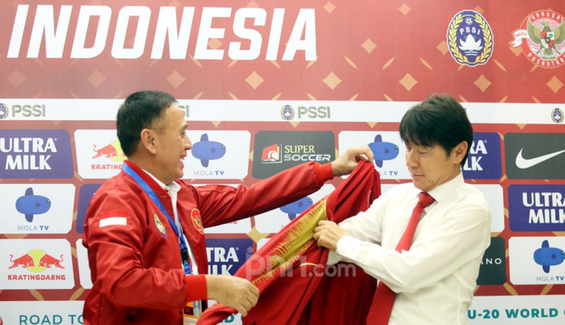 Ketua Umum PSSI Mochamad Iriawan saat memperkenalkan Pelatih Timnas Indonesia Shin Tae Yong di Stadion Pakansari, Bogor, Sabtu (28/12). Shin Tae Yong resmi menjadi pelatih Timnas Indonesia selama 4 tahun. - JPNN.com