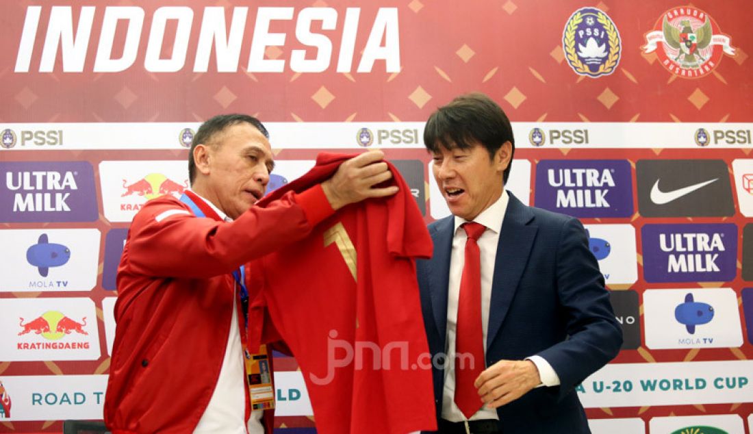 Ketua Umum PSSI Mochamad Iriawan saat memperkenalkan Pelatih Timnas Indonesia Shin Tae Yong di Stadion Pakansari, Bogor, Sabtu (28/12). Shin Tae Yong resmi menjadi pelatih Timnas Indonesia selama 4 tahun. - JPNN.com