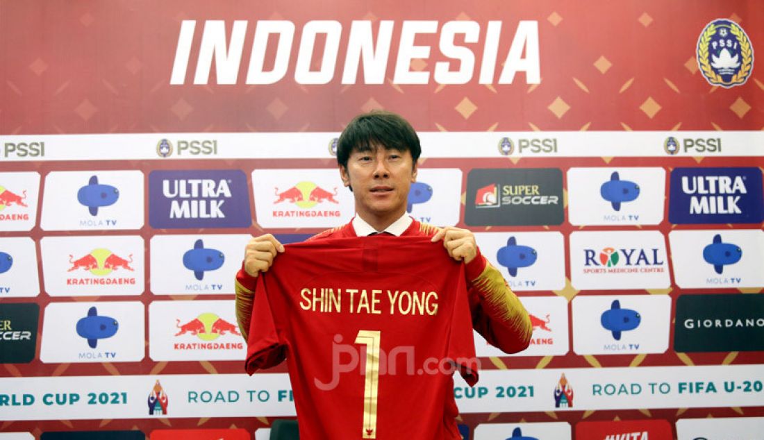 Ketua Umum PSSI Mochamad Iriawan saat memperkenalkan Pelatih Timnas Indonesia Shin Tae Yong di Stadion Pakansari, Bogor, Sabtu (28/12). Shin Tae Yong resmi menjadi pelatih Timnas Indonesia selama 4 tahun. - JPNN.com