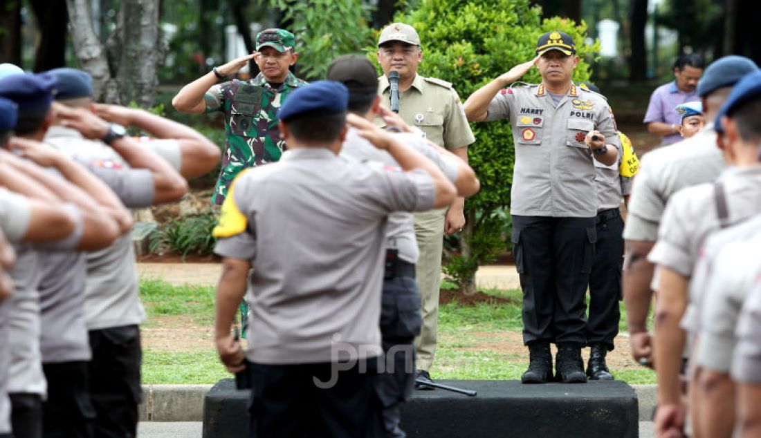 Wali Kota Jakarta Pusat Bayu Meghantara memimpin apel gabungan Pengamanan Malam Tahun Baru di Monas, Jakarta, Selasa (31/12). - JPNN.com